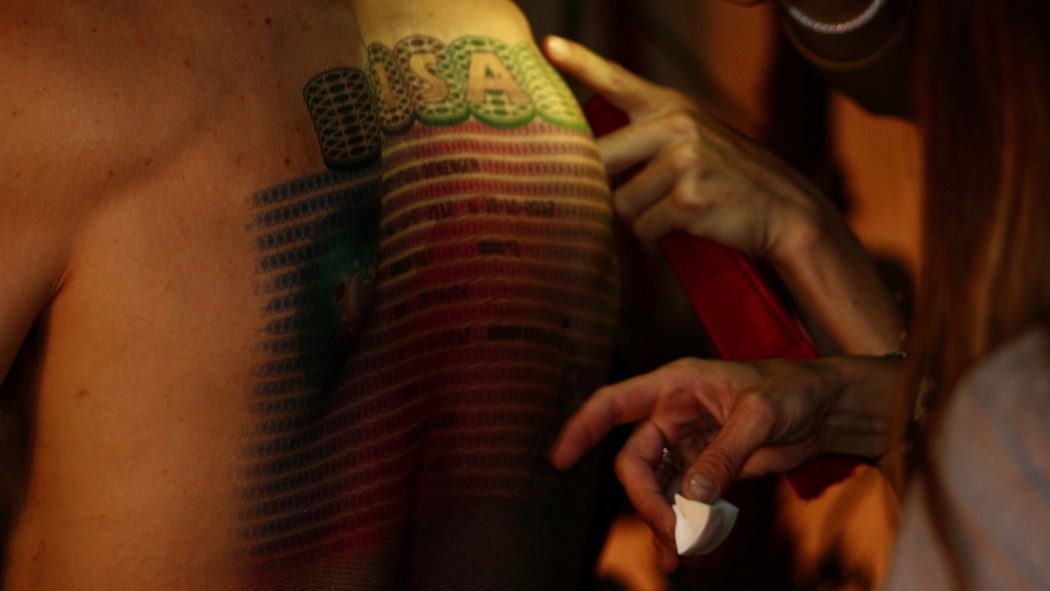 Derisini Satan Adam izle